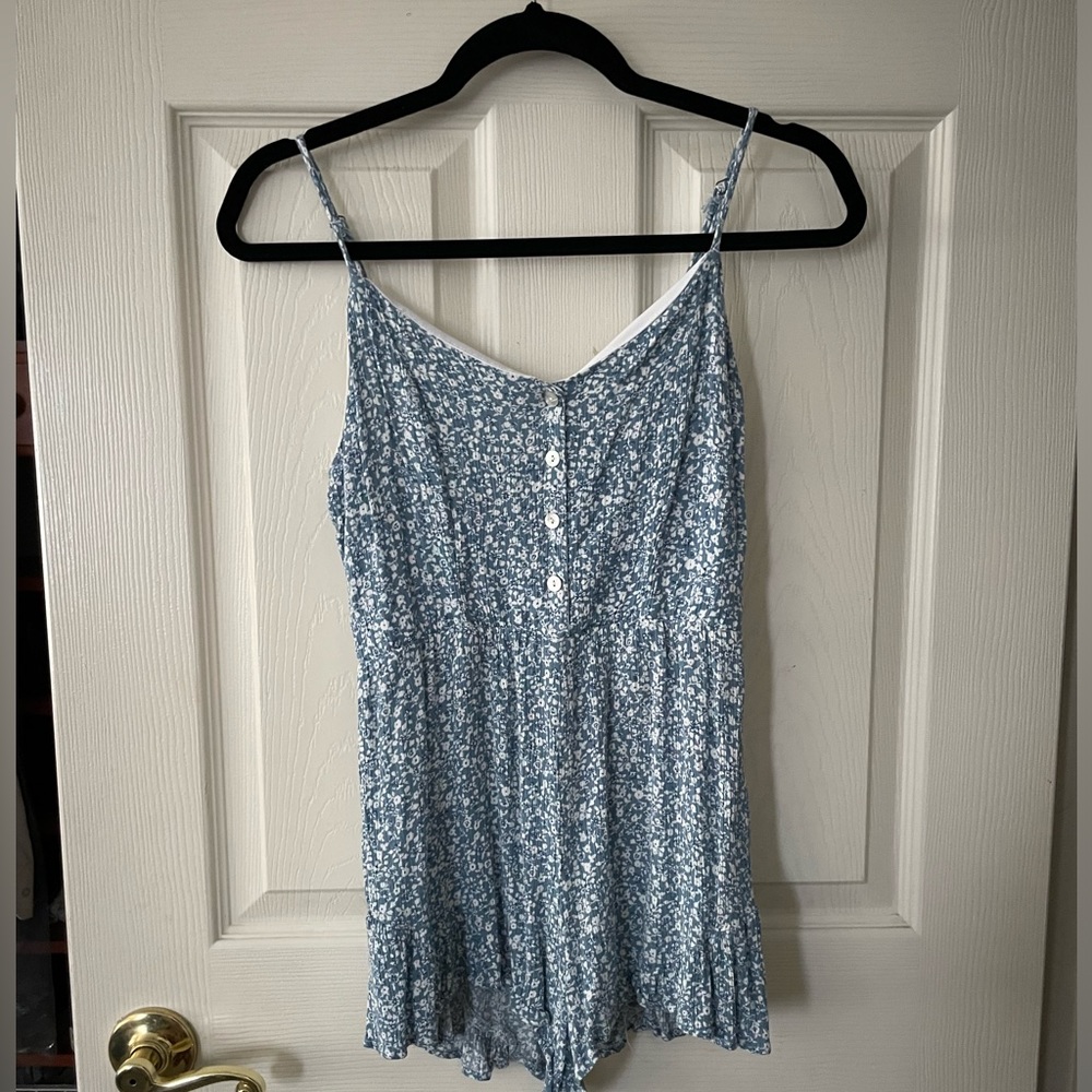Baby blue Spring Romper
Adjustable straps